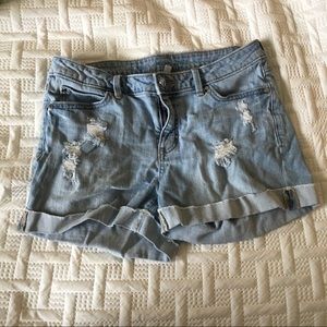 Jennifer Lopez boyfriend shorts.